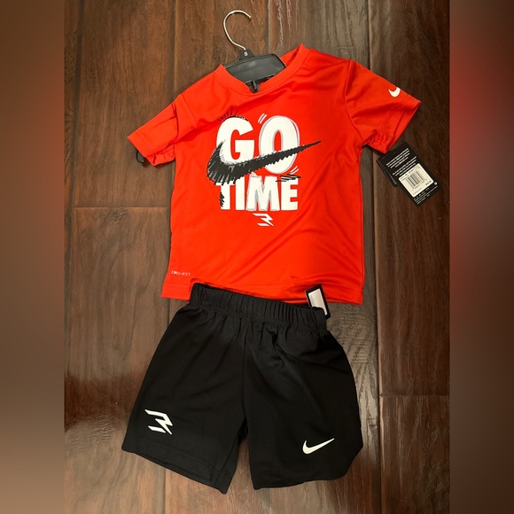 NWT Boys Nike Set Sz 4T - Picture 2 of 3
